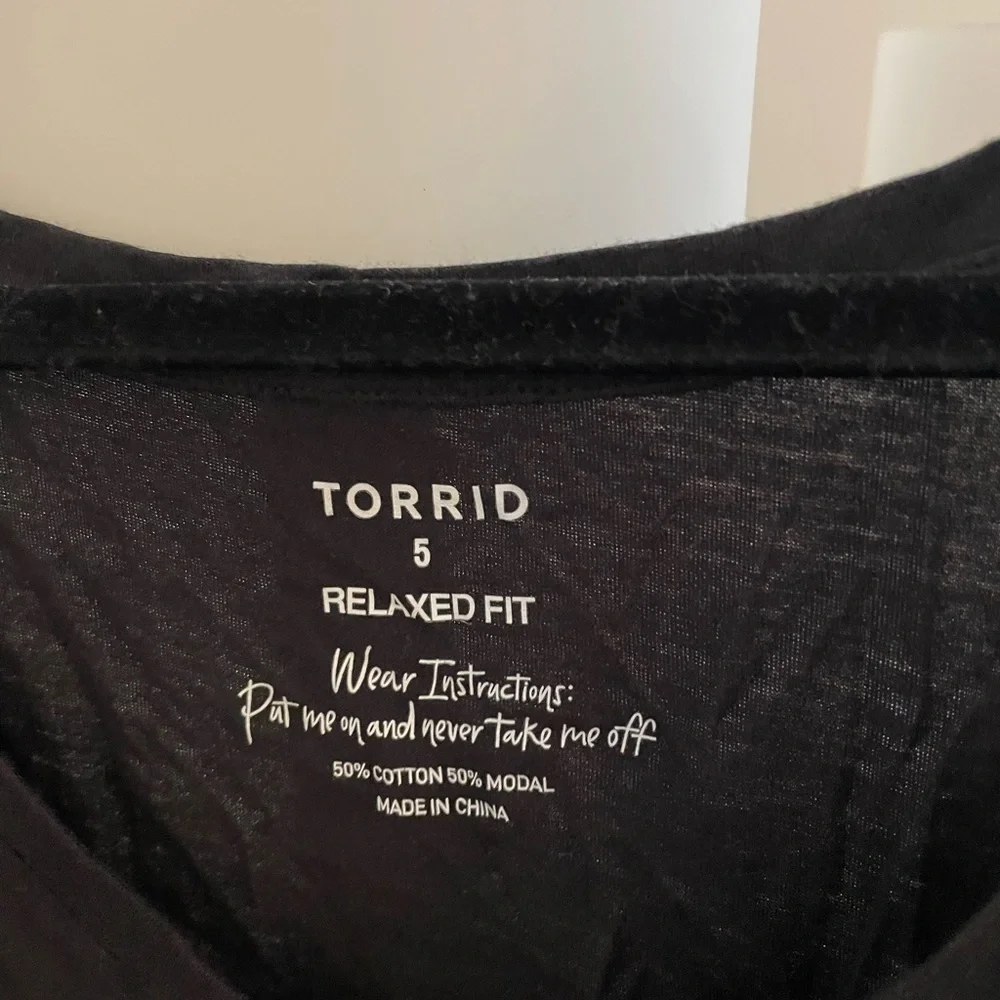 NWOT torrid crop v neck tee 5x - Picture 2 of 3